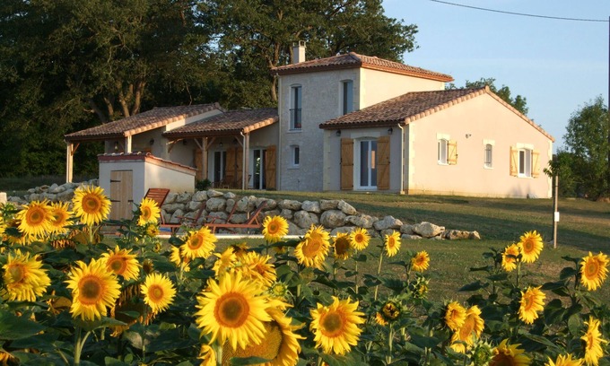 Bezolles House | Villa with Stunning Views, Pool and Fast WiFi