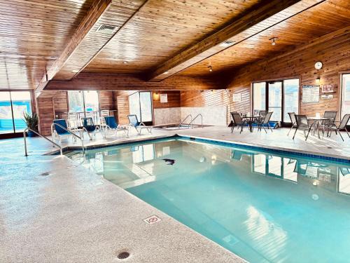 Two Rivers Hotel | Village Inn on the Lake