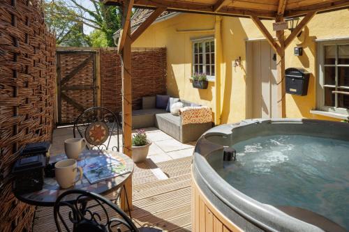 Walsham-le-Willows House | Vine Cottage