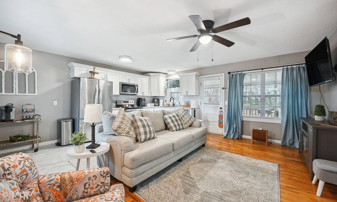 Vine Grove House | Vine Grove Home w/Deck, 4 Mi to Saunders Springs!