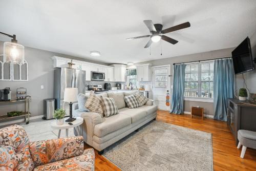 Vine Grove House | Vine Grove Home with Deck, 4 Mi to Saunders Springs!