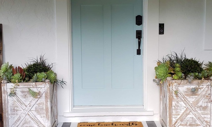 El Verano House | Vineyard Farmhouse close to Plaza! Bocce Ball, Bikes, Bathrobes & therapy Donkey