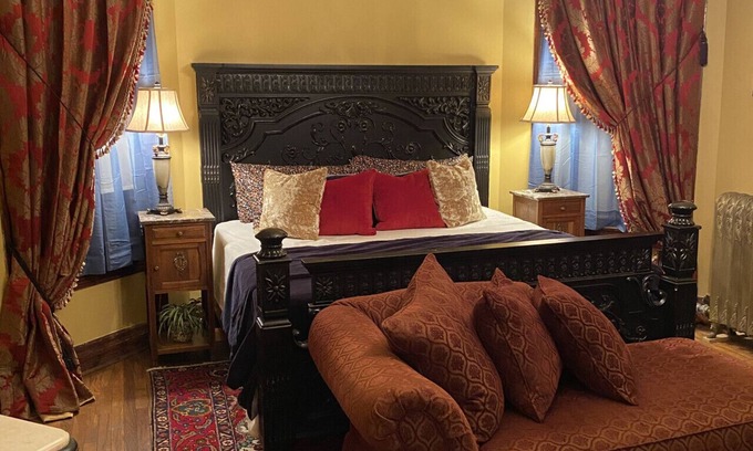 St. Joseph Bed & Breakfast | Vineyard Mansion - Benjamin Room - King Bed