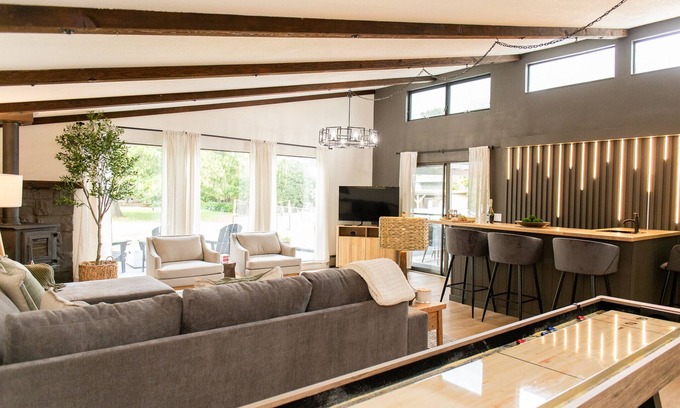 Healdsburg House | Vineyards Edge - Pool, Hot Tub, Bikes, Pets Welcome, Fire Pit- 1mi to Downtown