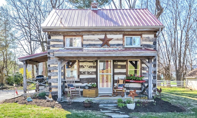 Middletown Cabin | Vintage cabin in the ❤️ of Middletown , MD. Pet friendly and prime location.