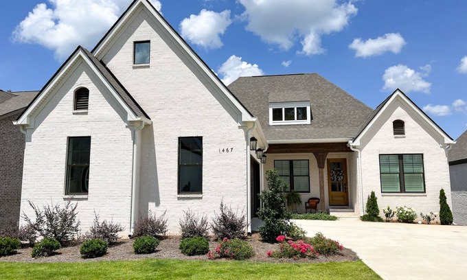 Auburn House | Visit Auburn in Style: Luxurious House on Golf Course, Perfect for Families