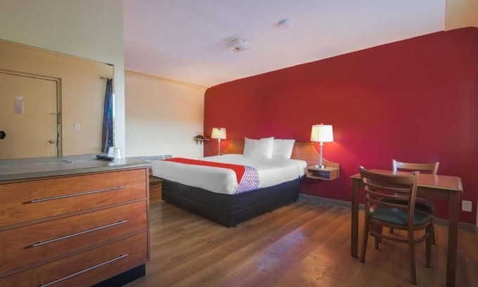 North Lima Hotel | Visit Loghurst Museum with Pet Access and a Quiet Hotel Room