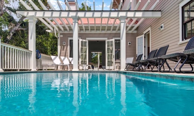 Isle of Palms House | "Vitamin Sea” at 31 on 31st Ave |Pool |Hot Tub | Game Room |Ping Pong Room | Downtown IOP Close |.
