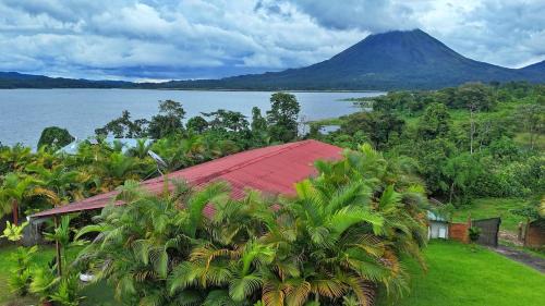 El Fosforo House | Volcano & Lake Arenal View Suite with Soaking tub