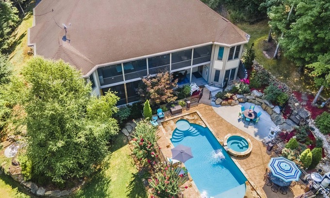 Sevierville House | Voted Best Family Stay in the Smokys 2023 and 2024 private pool, 55” tvs