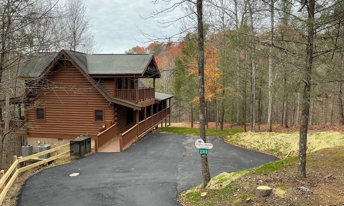 Gatlinburg - Pigeon Forge Cabin | W/C Access w/Roll-in Shower! Hot Tub, Pool Table, Arcade Game, Resort Pool