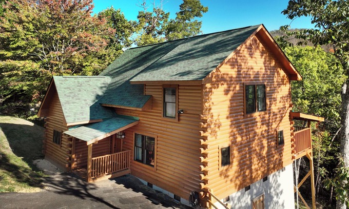 Gatlinburg - Pigeon Forge Cabin | W/C Accessible, Private Log Cabin, with Mountain Views, Private Hot Tub