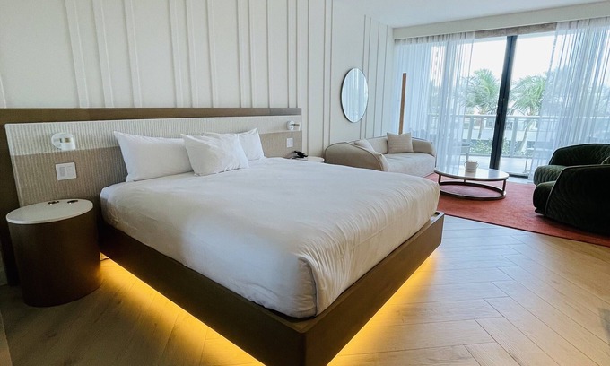 South Beach Hotel | W Hotel South Beach residence suite with balcony