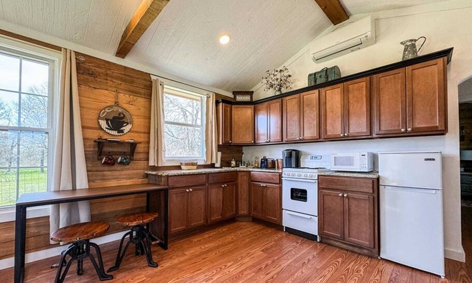 Waco Apartment | Wagon Wheel Cottage Couples Getaway in the Country