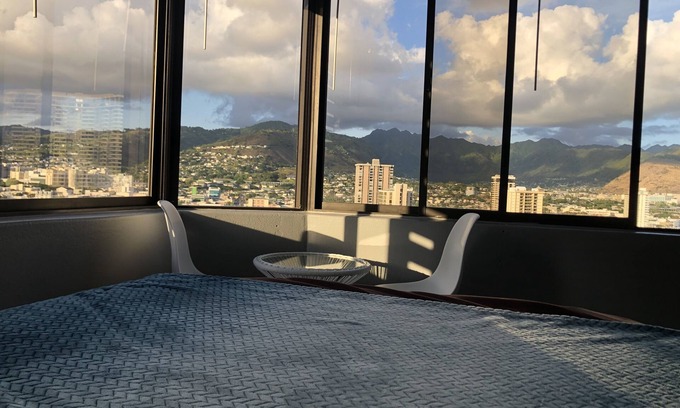 McCully - Moiliili Apartment | Waikiki studio, panoramic view, lots of amenities, 10 min walk to the beach!