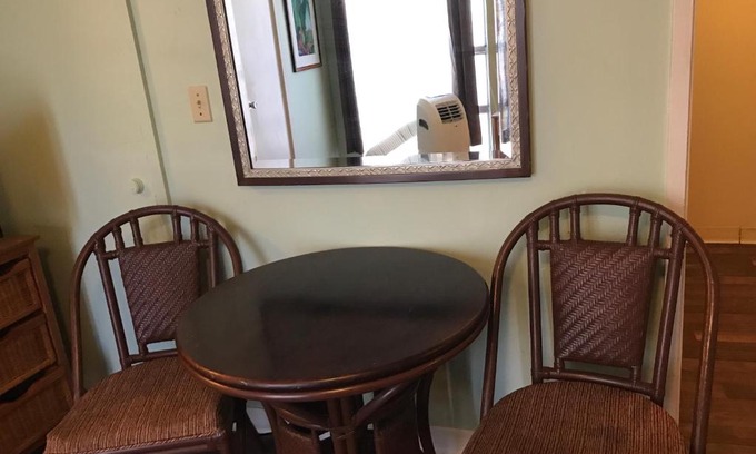 Waikiki Apartment | Waikiki Whale Watcher Apts 304A