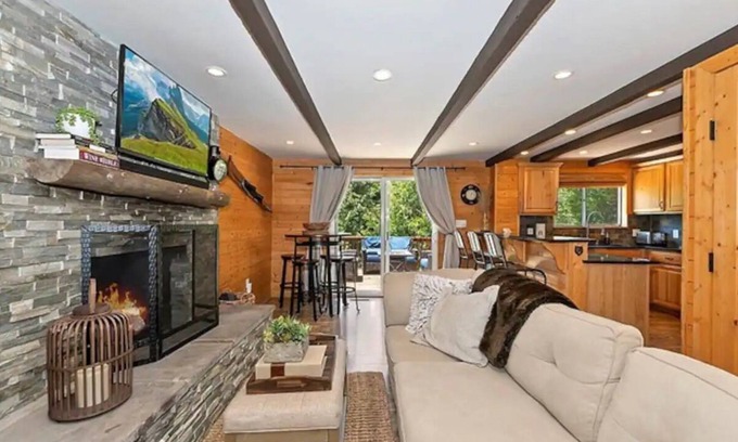 Lake Arrowhead Hotel | Walk 2 Village, Relax on Deck, Cool w/AC!