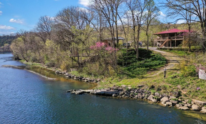 Norfork Cottage | Walk-in Norfork River Access! 6 Acres of Privacy! Old Charlie's on the Norfork River