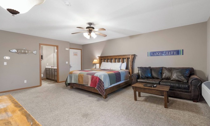 Indian Point Condo | Walk-in Suite with Lake View and Jacuzzi Tub