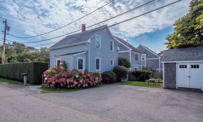 Newport East House | WALK to BEACH/CLIFF WALK! FANTASTIC Location! Winter Rentals! Fenced yard! Pets!