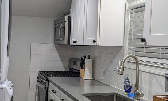 North End House | 🏖️ Walk to beach, coastal luxe🌟NEWLY remodeled, large deck in ❤️ of OC!