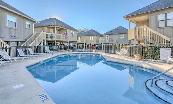 Myrtle Beach Cottage | Walk to Beach: Dog-Friendly Myrtle Beach Cottage!