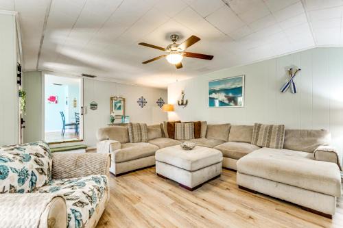 Fort Walton Beach House | Walk to Beach Fort Walton Coastal Retreat