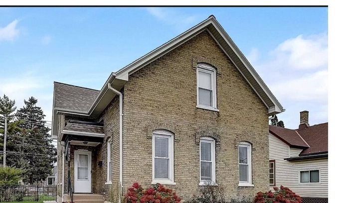 Racine Cottage | Walk to Beach, Zoo, Parks, Shops, Food, and Entertainment