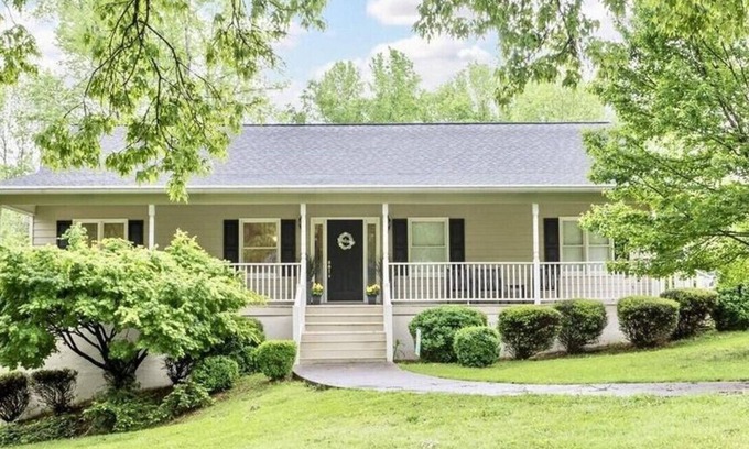 Carrollton House | Walk to Carrollton Square! Entire Home Upstairs For Rent.