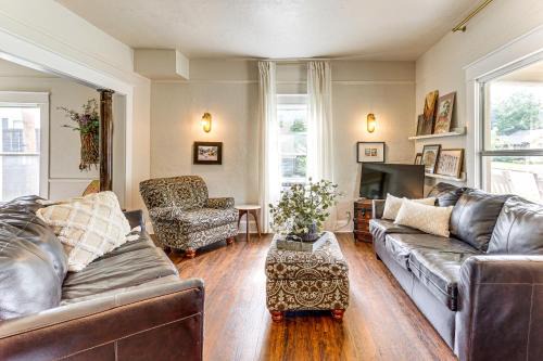 Guthrie House | Walk to Downtown Historic Guthrie Home on Mansur