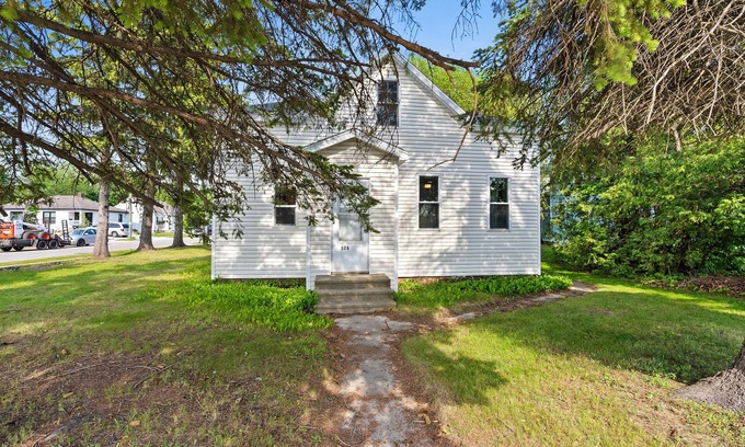 Sturgeon Bay House | Walk to Downtown Sturgeon Bay & Sunset Park!
