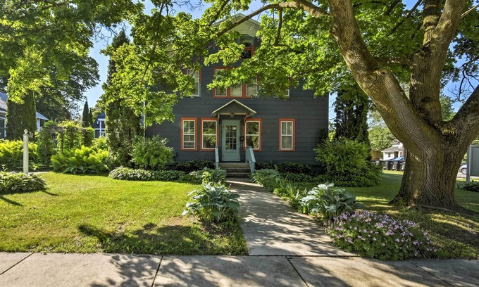 Sturgeon Bay Apartment | Walk to Dtwn Shops & Eats: Sturgeon Bay Retreat