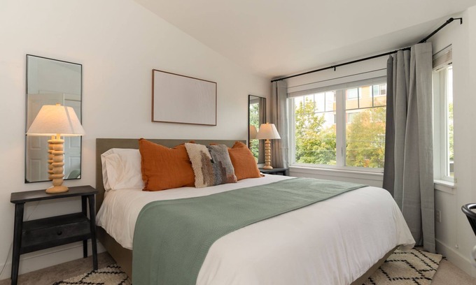 Green Lake House | Walk-to-everything 3BD & 3BA Townhome next to Lake and Lightrail