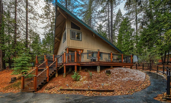 Arnold Cabin | WALK TO FLY-IN LAKE, ACCESS TO GOLF + SNOWFLAKE LODGE
