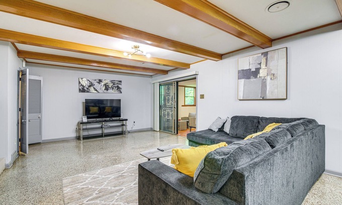 Whitehaven House | Walk to Graceland: Spacious Memphis Home!