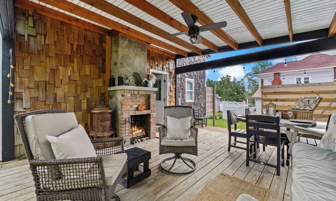 Bell Buckle Cottage | Walk to Historic Downtown Bell Buckle~Webb~Hot Tub~Fireplace~Tiny Home