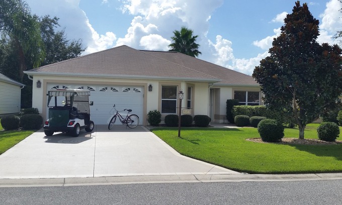 Virginia Trace House | Walk to Lake Sumter Landing! Golf cart included!