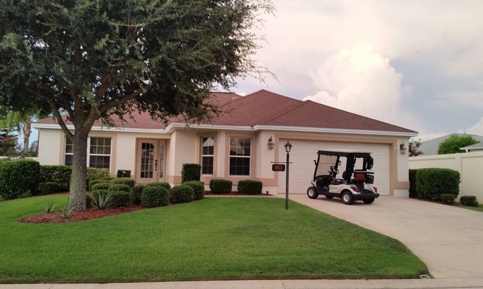 Virginia Trace House | Walk to Lake Sumter Landing! Golf cart included!