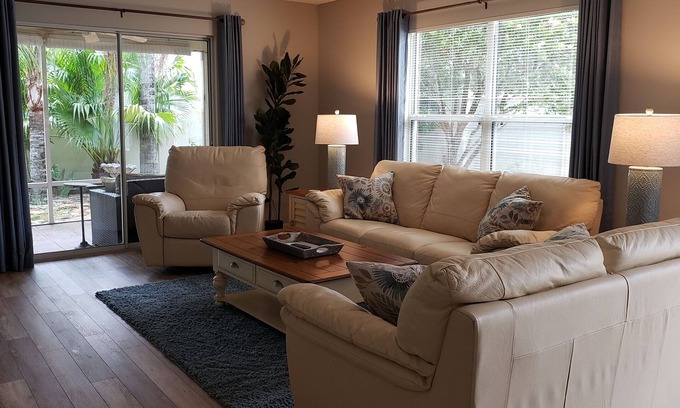 Virginia Trace House | Walk to Lake Sumter Landing! Golf cart included!