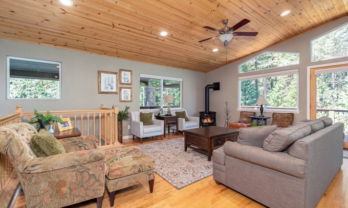 Glencoe Cabin | WALK TO LAKEMONT PINES LAKE AND ARNOLD RIM TRAIL W/AIR CONDITIONING