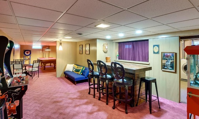 Green Bay House | Walk to Lambeau Field Green Bay Retreat