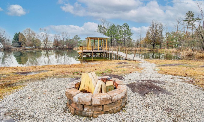 Fort Payne Cabin | Walk to Little River Falls: Lakefront Cabin