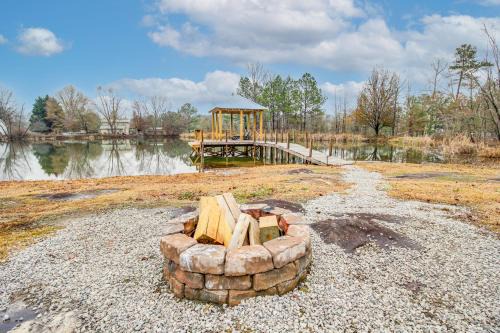 Fort Payne House | Walk to Little River Falls Lakefront Cabin