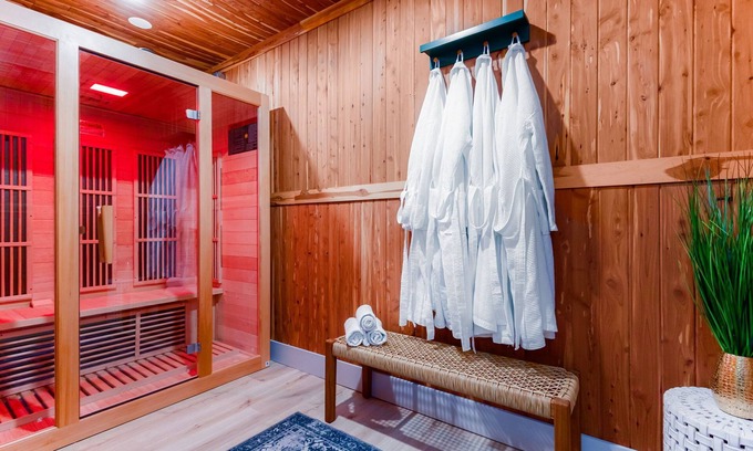 South Bend House | Walk to ND - Sauna+ HotTub + PoolTable - Sleeps Whole Family