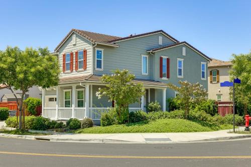 Tracy House | Walk to Parks Mountain House Retreat with Patio!