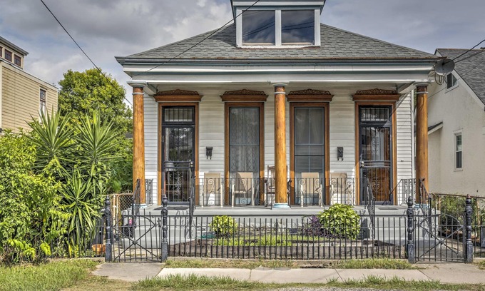 Black Pearl House | Walk to River, Tram & Zoo: Classic NOLA Home!