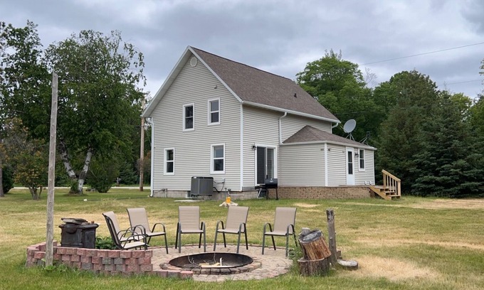 Sturgeon Bay House | Walk to Sand Bay - Room to park boat! - Quiet Country Setting - 3 Bedrooms