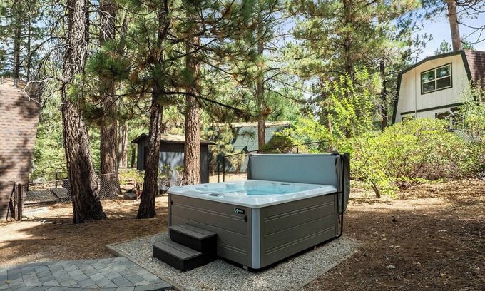 Summit Estates Cabin | WALK to SLOPES! HOT TUB, Adorable Cabin, GAME ROOM, Fire pit! ROMANTIC!