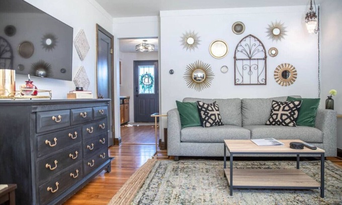 Grandview Heights Apartment | Walk to Stadium | Starbucks on Corner | Near Shops