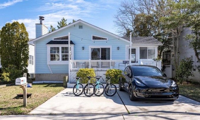 Caine Woods Villa | Walk to the Beach at the Blue House! EV Cgr, Pets!